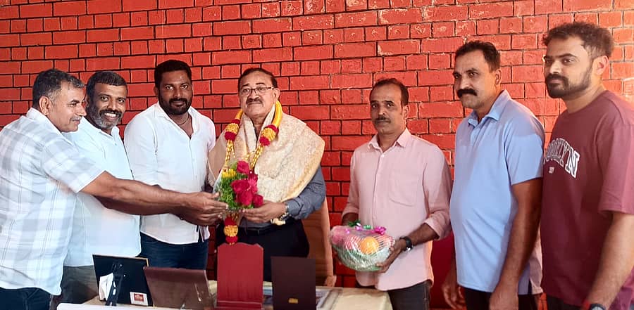 ಕೊಡವ ಮುಸ್ಲಿಂ ಸ್ಪೋರ್ಟ್ಸ್ ಅಕಾಡೆಮಿ (ಕೆ.ಎಂ.ಎಸ್.ಎ)ಯ ಪದಾಧಿಕಾರಿಗಳು ಭಾನುವಾರ ಕರ್ನಾಟಕ ರಾಜ್ಯ ಕ್ರೀಡಾ ಪ್ರಾಧಿಕಾರದ ಉಪಾಧ್ಯಕ್ಷ ಸಿ.ಎಸ್. ಅರುಣ್ ಮಾಚಯ್ಯ ಅವರನ್ನು ಭೇಟಿ ಮಾಡಿ ಮನವಿ ಸಲ್ಲಿಸಿದರು.