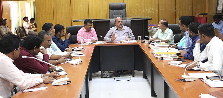 ಚಿತ್ರದುರ್ಗದ ಜಿಲ್ಲಾಧಿಕಾರಿ ಕಚೇರಿಯಲ್ಲಿ ಸೋಮವಾರ ನಡೆದ ಸುವರ್ಣ ಮಹೋತ್ಸವ ಪೂರ್ವಭಾವಿ ಸಭೆ