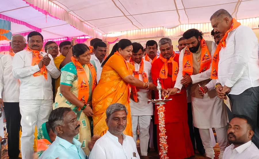 ಲಕ್ಷ್ಮೇಶ್ವರದ ತೇರಿನ ಮನೆ ಆವರಣದಲ್ಲಿ ಸೋಮವಾರ ನಡೆದ ಮಹರ್ಷಿ ವಾಲ್ಮೀಕಿ ಹಾಗೂ ವೀರಮದಕರಿ ನಾಯಕರ ಜಯಂತಿ ಕಾರ್ಯಕ್ರಮವನ್ನು ಮಾಜಿ ಸಚಿವ ಬಿ.ಶ್ರೀರಾಮುಲು ಉದ್ಘಾಟಿಸಿದರು