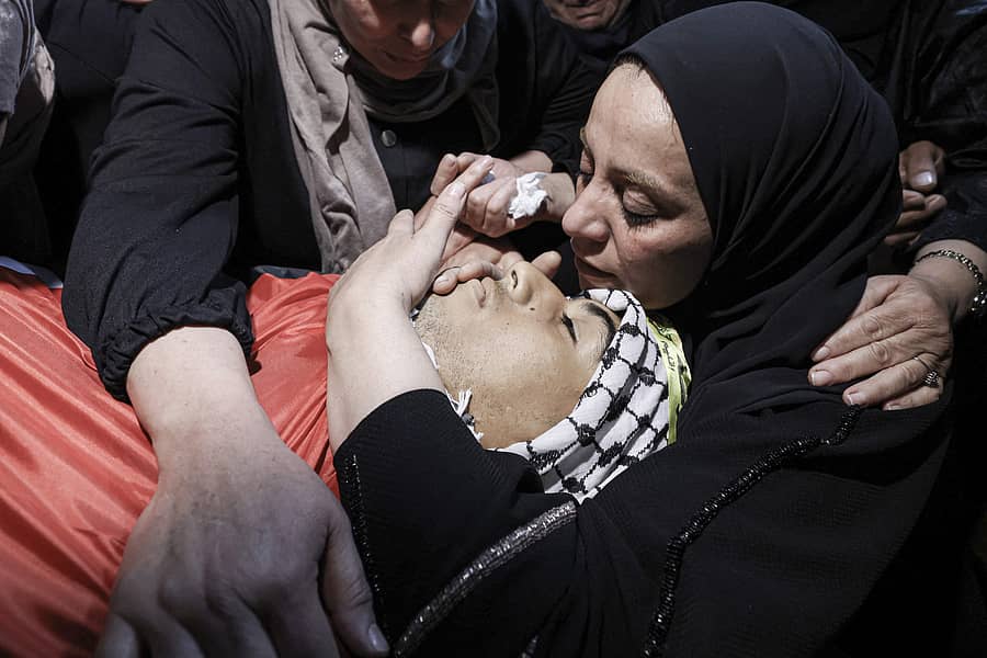 <div class="paragraphs"><p>ಇಸ್ರೇಲ್‌ ಪಡೆಗಳು ಹತ್ಯೆಗೈದಿದ್ದ ಪುತ್ರನ ಮೃತದೇಹದ ಎದುರು ತಾಯಿ ಕಣ್ಣೀರು ಹಾಕಿದರು </p></div>