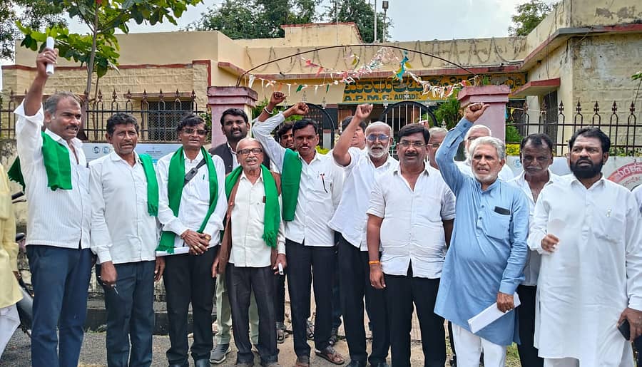 ನಿವೇಶನ ಹಂಚಿಕೆಯಲ್ಲಿ ನಿಯಮ ಉಲ್ಲಂಘನೆಯಾಗಿದ್ದು, ಹಂಚಿಕೆ ರದ್ದುಗೊಳಿಸಬೇಕು ಎಂದು ಆಗ್ರಹಿಸಿ ಔರಾದ್‌ನಲ್ಲಿ ರೈತ ಸಂಘ ಹಾಗೂ ಸ್ಥಳೀಯ ಮುಖಂಡರು ಪ್ರತಿಭಟನೆ ನಡೆಸಿದರು