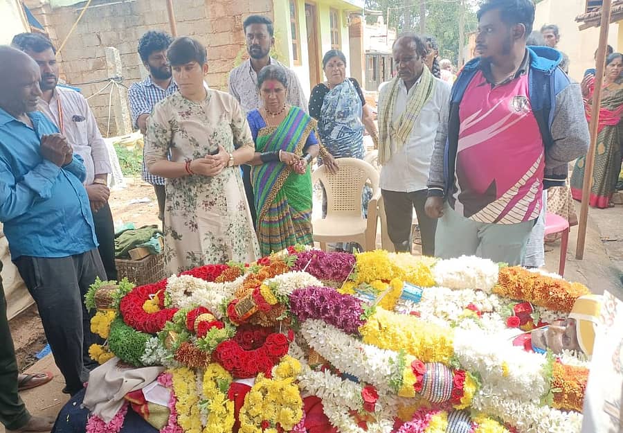 ದೊಡ್ಡಬಳ್ಳಾಪುರ ತಾಲ್ಲೂಕಿನ ಸಿಂಪಾಡಿಪುರದ ಪೆನ್ನ ಓಬಳಯ್ಯ ಅವರ ಪಾರ್ಥೀವ ಶರೀರಕ್ಕೆ ತಾಲ್ಲೂಕು ಆಡಳಿತದ ಪರವಾಗಿ ತಹಶೀಲ್ದಾರ್‌ ವಿಭಾ ವಿದ್ಯಾ ರಾಥೋಡ್‌ ಗೌರವ ಸಲ್ಲಿಸಿದರು.