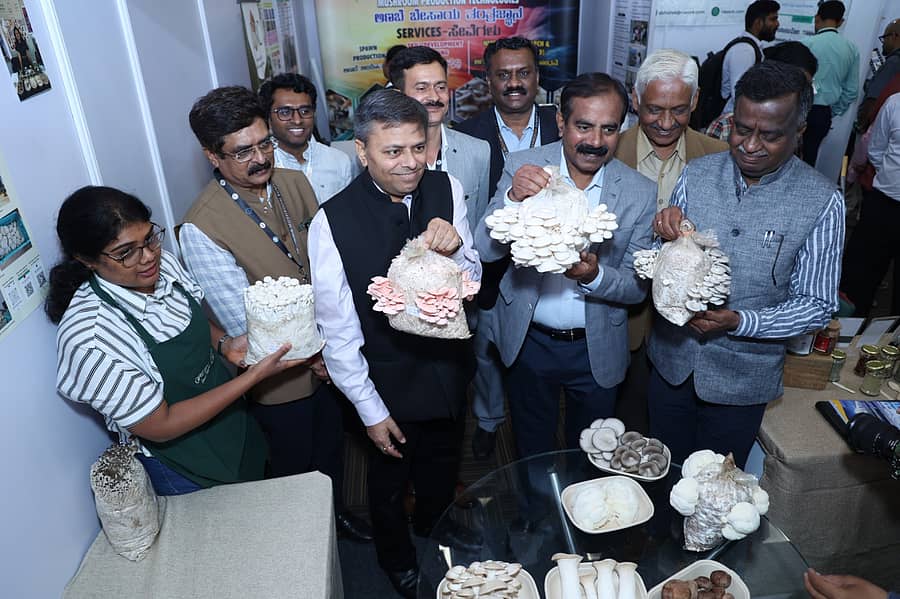 ಸಮ್ಮೇಳನದಲ್ಲಿ ಎಸ್.ವಿ. ಸುರೇಶ ಅವರು ಅಣಬೆಗಳನ್ನು ಪ್ರದರ್ಶಿಸಿದರು. ಕೆ.ಪಿ. ರಘುಪ್ರಸಾದ್, ಅತುಲ್ ಸಕ್ಸೇನಾ, ಎಚ್.ಎಸ್. ಶಿವರಾಮು ಉಪಸ್ಥಿತರಿದ್ದರು