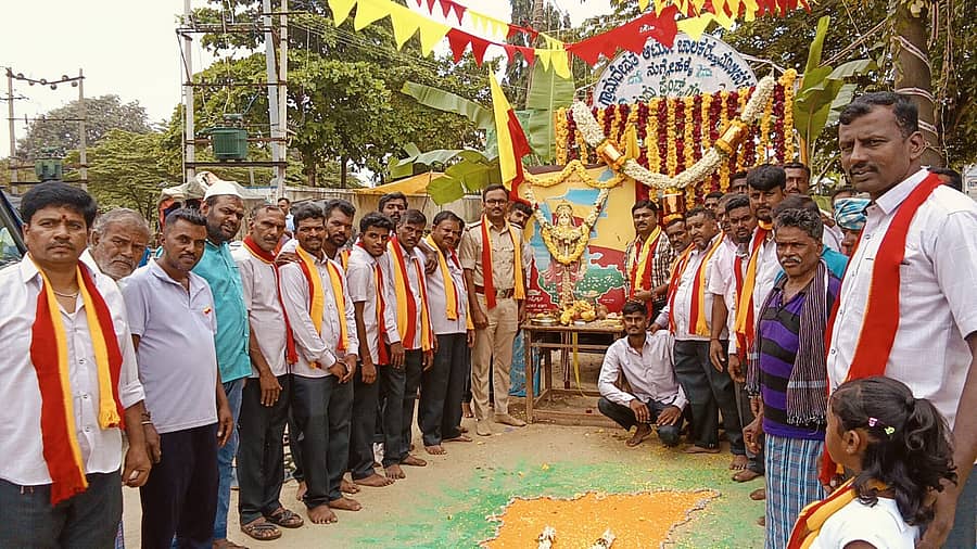 ನುಗ್ಗೇಹಳ್ಳಿ ಹೋಬಳಿ ಕೇಂದ್ರದ ಶ್ರೀ ನುಗ್ಗೇಳ್ಳಮ್ಮ ಗ್ರಾಮ ದೇವತೆ ಆಟೋ ಚಾಲಕರ ಮತ್ತು ಮಾಲೀಕರ ಸಂಘದ ವತಿಯಿಂದ 4ನೇ ವರ್ಷದ ಕನ್ನಡ ರಾಜ್ಯೋತ್ಸವ ಅದ್ದೂರಿಯಾಗಿ ಆಚರಿಸಲಾಯಿತು.