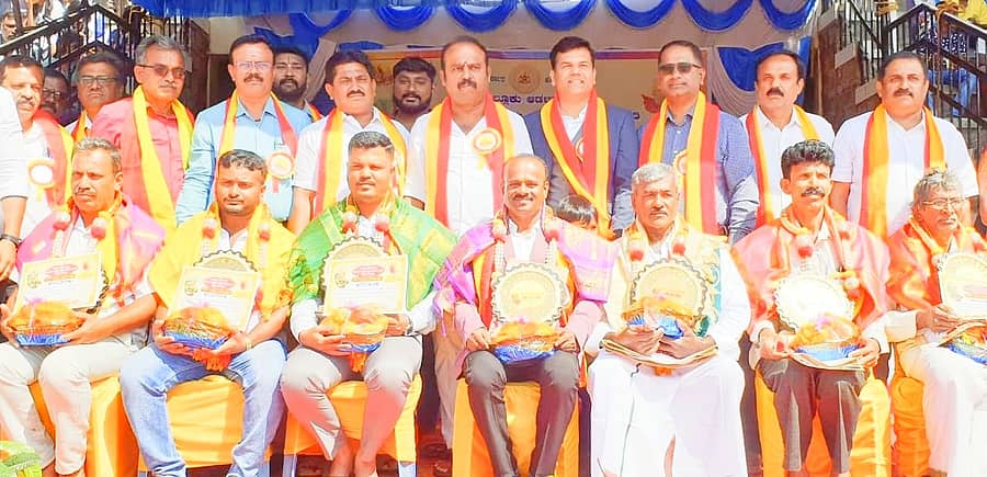 ಮದ್ದೂರಿನ ತಾಲೂಕು ಕ್ರೀಡಾಂಗಣದಲ್ಲಿ ನಡೆದ 70ನೇ ವರ್ಷದ ಕನ್ನಡ ರಾಜ್ಯೋತ್ಸವ ಕಾರ್ಯಕ್ರಮದಲ್ಲಿ ವಿವಿಧ ಕ್ಷೇತ್ರದ ಸಾಧಕರನ್ನು ಶಾಸಕ ಕೆ.ಎಂ.ಉದಯ್ ಸನ್ಮಾನಿಸಿದರು. ತಹಶೀಲ್ದಾರ್ ಪರಶುರಾಮ್ ಸತ್ತಿಗೇರಿ, ತಾ.ಪಂ ಇಒ ರಾಮಲಿಂಗಯ್ಯ, ಬಿಇಒ ಧನಂಜಯ, ಆರಕ್ಷಕ ವೃತ್ತ ನಿರೀಕ್ಷಕ ನಾರಾಯಿಣಿ ಹಾಜರಿದ್ದರು