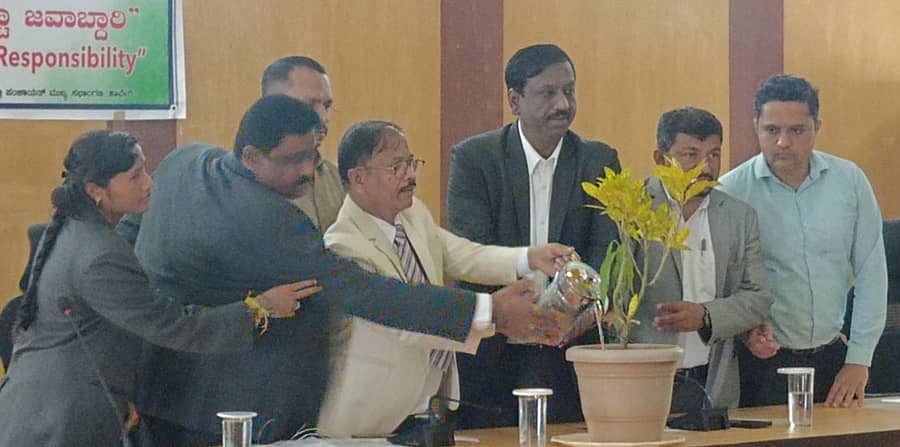 ಹಾವೇರಿಯ ಜಿಲ್ಲಾ ಪಂಚಾಯತ್ ಸಭಾಂಗಣದಲ್ಲಿ ಸೋಮವಾರ ಹಮ್ಮಿಕೊಂಡಿದ್ದ ‘ಭ್ರಷ್ಟಾಚಾರ ವಿರುದ್ಧ ಜಾಗೃತಿ ಅರಿವು ಸಪ್ತಾಹ’ ಕಾರ್ಯಕ್ರಮವನ್ನು ಪ್ರಧಾನ ಜಿಲ್ಲಾ ಮತ್ತು ಸೆಷನ್ಸ್ ನ್ಯಾಯಾಧೀಶರಾದ ದೇವೆಂದ್ರಪ್ಪ ಎನ್. ಬಿರಾದಾರ ಉದ್ಘಾಟಿಸಿದರು