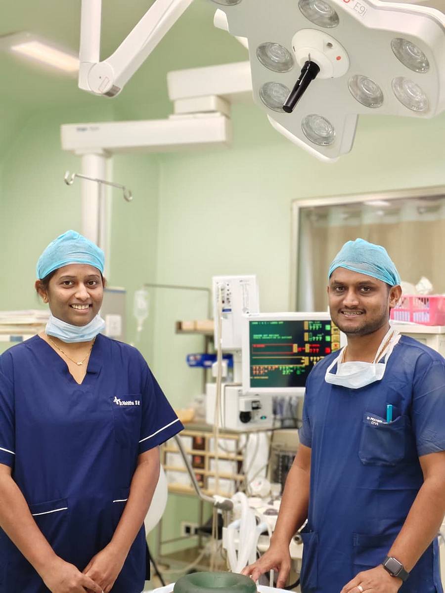 ಶಸ್ತ್ರಚಿಕಿತ್ಸೆ ಯಶಸ್ವಿಯಾಗಿ ನೆರವೇರಿಸಿದ ಡಾ.ನಿಶಿತಾ ಹಾಗೂ ಡಾ.ಪ್ರವೀಣ್ಕುಮಾರ್