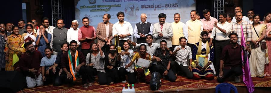ಕೋಲಾರದಲ್ಲಿ ನಡೆದ ಯುವಜನೋತ್ಸವ ಕಲಾಶೃಂಗ-2025 ಸಮಾರೋಪ ಸಮಾರಂಭದಲ್ಲಿ ನಟ ಯುವ ರಾಜ್ಕುಮಾರ್ ಹಾಗೂ ಗಣ್ಯರು ವಿಜೇತರಿಗೆ ಪ್ರಶಸ್ತಿ ಪ್ರದಾನ ಮಾಡಿದರು