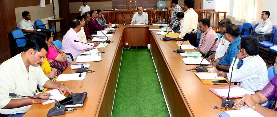 ಕೊಪ್ಪಳದಲ್ಲಿ ಸೋಮವಾರ ಜಿಲ್ಲಾಧಿಕಾರಿ ಎಪಿಎಂಸಿ ಹಾಗೂ ವಿವಿಧ ಇಲಾಖೆಗಳ ಅಧಿಕಾರಿಗಳ ಜೊತೆ ಸಭೆ ನಡೆಸಿದರು