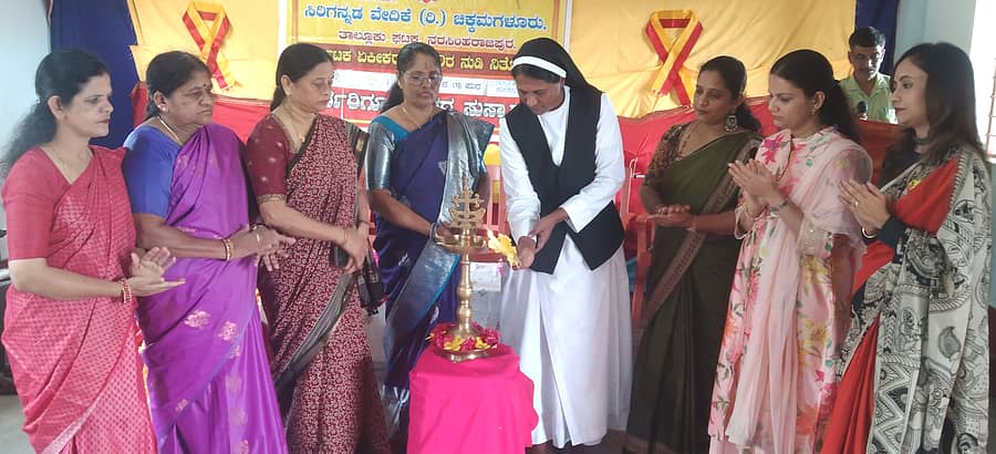 ನರಸಿಂಹರಾಜಪುರ ತಾಲ್ಲೂಕು ಮೌಂಟ್ ಕಾರ್ಮಲ್ ಪದವಿ ಪೂರ್ವ ಕಾಲೇಜಿನಲ್ಲಿ ಸೋಮವಾರ ಸಿರಿಗನ್ನಡ ವೇದಿಕೆಯಿಂದ ಆಯೋಜಿಸಿದ್ದ ಕನ್ನಡ ರಾಜ್ಯೋತ್ಸವ ಕಾರ್ಯಕ್ರಮಕ್ಕೆ ಸಿಸ್ಟರ್ ಶುಭಾ ಚಾಲನೆ ನೀಡಿದರು