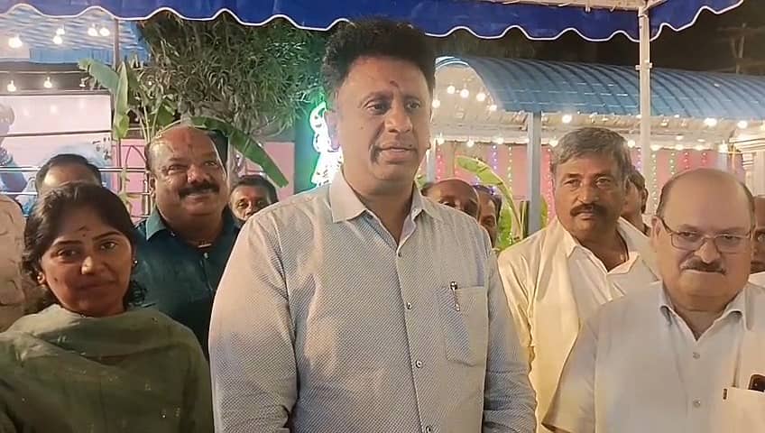 ಶಿಡ್ಲಘಟ್ಟ ನಗರದ ಇತಿಹಾಸ ಪ್ರಸಿದ್ಧ ಶೋಮೇಶ್ವರ ದೇವಾಲಯದ ಜೀರ್ಣೋದ್ಧಾರ ಕಾರ್ಯಕ್ರಮದಲ್ಲಿ ಸಚಿವ ಡಾ.ಎಂ.ಸಿ. ಸುಧಾಕರ್, ತಹಶೀಲ್ದಾರ್ ಗಗನ ಸಿಂಧೂ, ಸೋಮೇಶ್ವರ ದೇವಾಲಯ ಕಾರ್ಯಕಾರಿ ಸಮಿತಿ ಅಧ್ಯಕ್ಷ ಎ ನಾಗರಾಜ್, ಜಾತವರ ಸುರೇಶ್, ವೈದ್ಯ ಸತ್ಯನಾರಾಯಣ ರಾವ್, ರೂಪ. ಸಿ ರಮೇಶ್, ಭಕ್ತರು ಪಾಲ್ಗೊಂಡರು