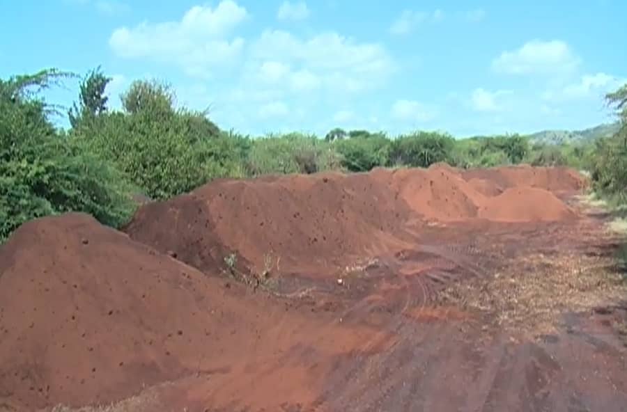 ಗೋವಾಕ್ಕೆ ಸಾಗಿಸಲೆಂದು ಬನ್ನಿಹಟ್ಟಿ ರೈಲ್ವೆ ಸೈಡಿಂಗ್ನಲ್ಲಿ ಹಾಕಿರುವ ಕಬ್ಬಿಣದ ಅದಿರು