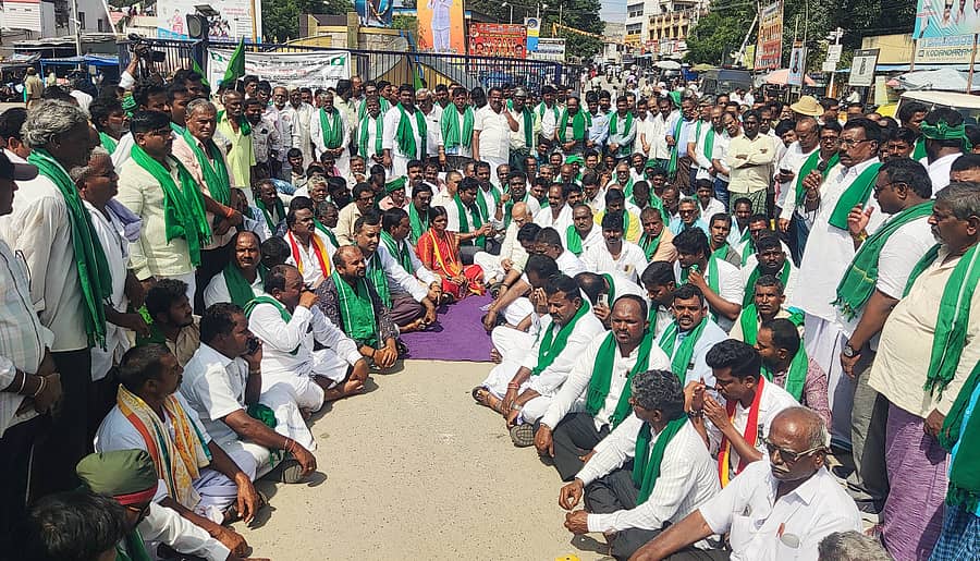 ಕಂಪ್ಲಿಯ ರಾಜ್ಯ ರೈತ ಸಂಘ ಹಾಗೂ ಹಸಿರು ಸೇನೆ ಮತ್ತು ವಿವಿಧ ಸಂಘಟನೆಗಳ ಪದಾಧಿಕಾರಿಗಳು 2ನೇ ಬೆಳೆಗೆ ಕಾಲುವೆಗೆ ನೀರು ಪೂರೈಸುವಂತೆ ಆಗ್ರಹಿಸಿ ಪಟ್ಟಣದ  ಅಂಬೇಡ್ಕರ್ ವೃತ್ತದಲ್ಲಿ ಸೋಮವಾರ ಪ್ರತಿಭಟನೆ ನಡೆಸಿದರು