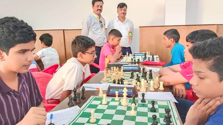 3ಎಸ್ಎಚ್ಪಿ 1 ಶಹಾಪುರ ನಗರದ ಸರ್ಕಾರಿ ಮಾದರಿ ಕಾಲೇಜಿನಲ್ಲಿ ಸೋಮವಾರ ಸಭಾಂಗಣದಲ್ಲಿ ನಡೆಯುತ್ತಿರುವ ರಾಜ್ಯಟ್ಟದ ಚೆಕ್ ಪಂದ್ಯಾವಳಿಯಲ್ಲಿ ಭಾಗವಹಿಸಿದ ವಿದ್ಯಾರ್ಥಿಗಳು