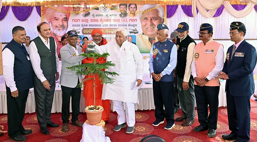 ಗದುಗಿನ ಆದಿತ್ಯ ನಗರದಲ್ಲಿ ಗದಗ ಜಿಲ್ಲಾ ಮಾಜಿ ಸೈನಿಕರ ಸಂಘದ ನೂತನ ಸೈನಿಕ ಸಮುದಾಯ ಭವನ ಹಾಗೂ ತರಬೇತಿ ಕೇಂದ್ರವನ್ನು ಸಚಿವ ಎಚ್.ಕೆ.ಪಾಟೀಲ ಉದ್ಘಾಟಿಸಿದರು