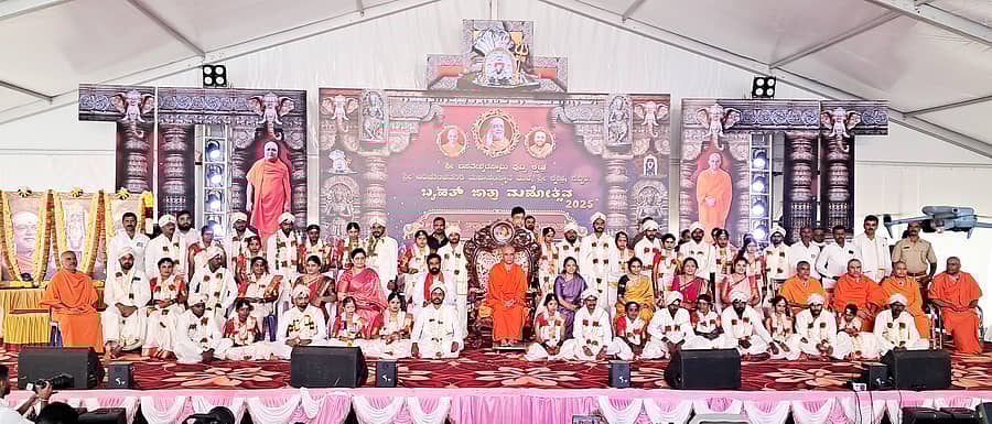 ಹಿರೀಸಾವೆ ಹೋಬಳಿಯ ಕಬ್ಬಳಿ ಬಸವೇಶ್ವರ ಸ್ವಾಮಿ ಜಾತ್ರೆ ಪ್ರಯುಕ್ತ ಸೋಮವಾರ ನಡೆದ ಸಾಮೂಹಿಕ ವಿವಾಹದಲ್ಲಿ ನಿರ್ಮಲಾನಂದನಾಥ ಸ್ವಾಮೀಜಿ ಸಾನ್ನಿಧ್ಯದಲ್ಲಿ 20 ಜೋಡಿ ಮದುವೆಯಾದರು. ನಾಗಲಕ್ಷ್ಮಿ ಚೌಧರಿ, ಶಂಭುನಾಥ ಸ್ವಾಮೀಜಿ, ಇತರರು ಪಾಲ್ಗೊಂಡಿದ್ದರು