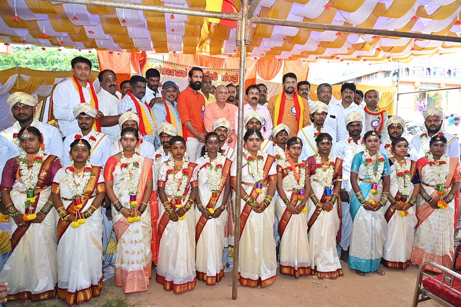 ಚಿಕ್ಕಬಳ್ಳಾಪುರ ತಾಲ್ಲೂಕಿನ ಪಾಪಾಗ್ನಿ ಮಠದಲ್ಲಿ ನಡೆದ ಸಾಮೂಹಿಕ ವಿವಾಹದಲ್ಲಿ 13 ಜೋಡಿಗಳು ನವಜೀವನಕ್ಕೆ ಕಾಲಿಟ್ಟವು