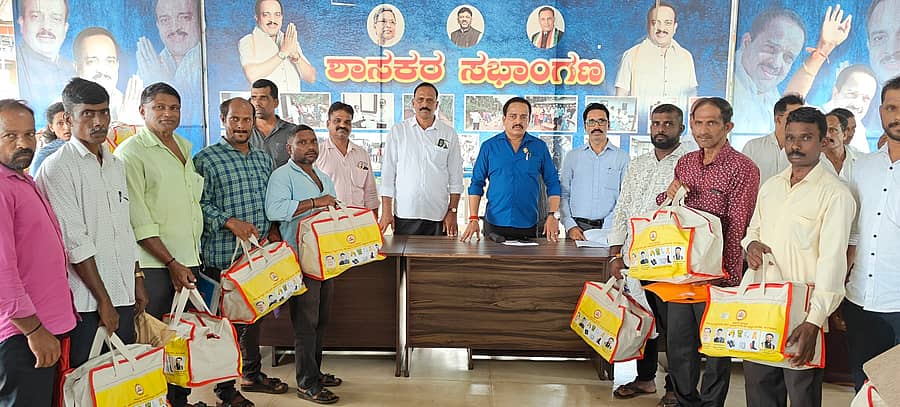 3ಪಿಟಿಆರ್4 : ಪುತ್ತೂರು ಶಾಸಕರ ಕಚೇರಿ ಸಭಾಂಗಣದಲ್ಲಿ ಸೋಮವಾರ ಕಾಮರ್ಿಕ ಇಲಾಖೆಯ ವತಿಯಿಂದ ಶಾಸಕ ಅಶೋಕ್ಕುಮಾರ್ ರೈ ಅವರು ಗಾರೆ ಕಾಮರ್ಿಕರಿಗೆ ಸುರಕ್ಷಾ ಕಿಟ್ ವಿತರಿಸಿ ಮಾತನಾಡಿದರು.ಕಾಮರ್ಿಕ ಇಲಾಖೆಯ ಸಹಾಯಕ ನಿದರ್ೇಶಕ ಗಣಪತಿ ಹೆಗ್ಡೆ ಮತ್ತಿತರರು ಇದ್ದರು.