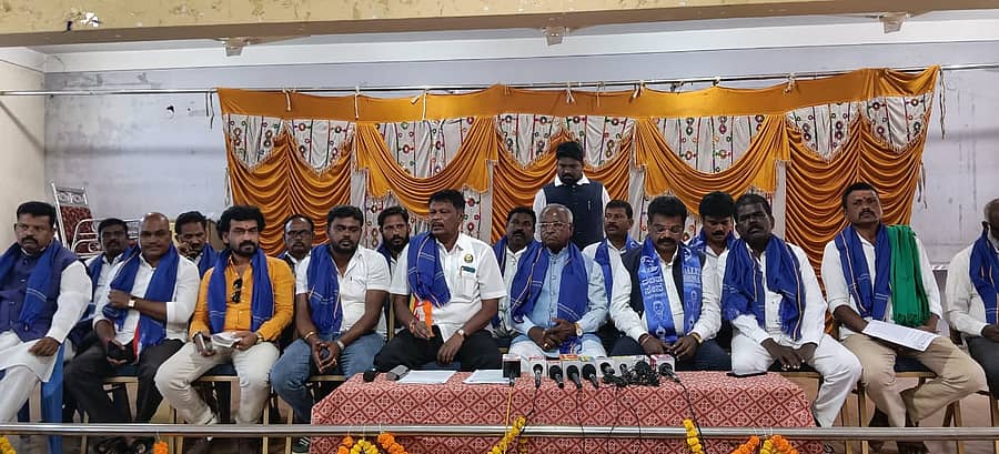 ಚಿಕ್ಕಬಳ್ಳಾಪುರದಲ್ಲಿ ನಡೆದ ಮಾಧ್ಯಮಗೋಷ್ಠಿಯಲ್ಲಿ ದಲಿತ ಸಂಘಟನೆಗಳ ಒಕ್ಕೂಟದ ಅಧ್ಯಕ್ಷ ಎಂ.ವೆಂಕಟಸ್ವಾಮಿ ಮಾತನಾಡಿದರು