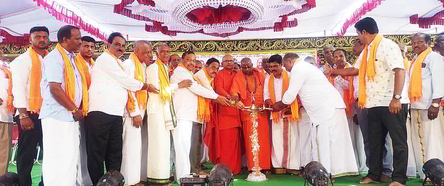 1ಇಪಿ : ಹೊನ್ನಾಳಿ ತಾ ಎಚ್.ಕಡದಕಟ್ಟೆ ಗ್ರಾಮದಲ್ಲಿ ಶ್ರೀ ಧರಿಲಿಂಗೇಶ್ವರ ನೂತನ ದೇವಾಲಯ ಪ್ರವೇಶೋತ್ಸವದ ಅಂಗವಾಗಿ ನಡೆದ ಧರ್ಮಸಭೆಯನ್ನು ಚಿತ್ರದುರ್ಗದ ಶ್ರೀ ಬಸವಮೂರ್ತಿ ಮಾದಾರ ಚನ್ನಯ್ಯ ಸ್ವಾಮೀಜಿ ಉದ್ಘಾಟಿಸಿದರು.