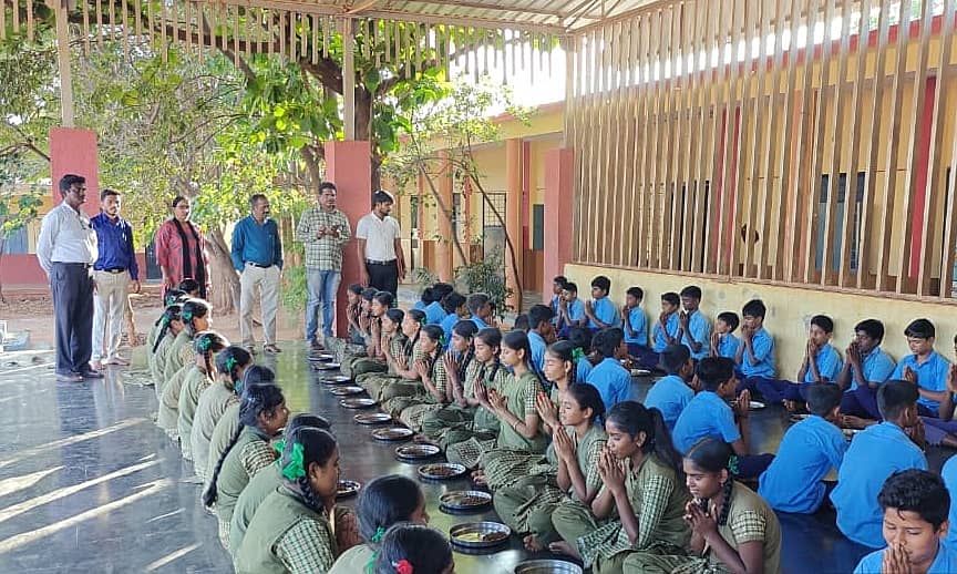 ಸಂಡೂರು ತಾಲೂಕಿನ ಶಾಲೆಯೊಂದರಲ್ಲಿ ವಿದ್ಯಾರ್ಥಿಗಳಿಗೆ ಸೋಮವಾರ ಉಸ್ಲಿ ವಿತರಣೆ ಮಾಡಲಾಯಿತು.