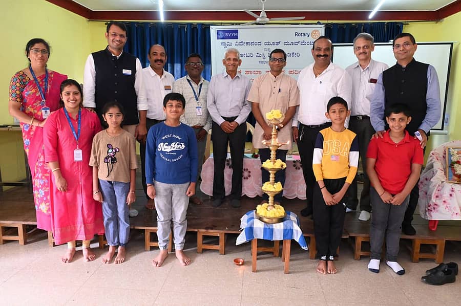 ಮಡಿಕೇರಿ ನಗರದ ಶಿಶುಕಲ್ಯಾಣ ಸಂಸ್ಥೆಯ ಸಭಾಂಗಣದಲ್ಲಿ ಸೋಮವಾರ ಸೈನಿಕಶಾಲೆ ಸೇರಲಿಚ್ಚಿಸುವ ವಿದ್ಯಾರ್ಥಿಗಳಿಗೆ ನಡೆಸುವ ತರಬೇತಿ ಕಾರ್ಯಾಗಾರಕ್ಕೆ ರೋಟರಿ ಮಿಸ್ಟಿ ಹಿಲ್ಸ್ ಮಾಜಿ ಅಧ್ಯಕ್ಷ ಅಂಬೆಕಲ್ ಜೀವನ್ ಕುಶಾಲಪ್ಪ ಚಾಲನೆ ನೀಡಿದರು