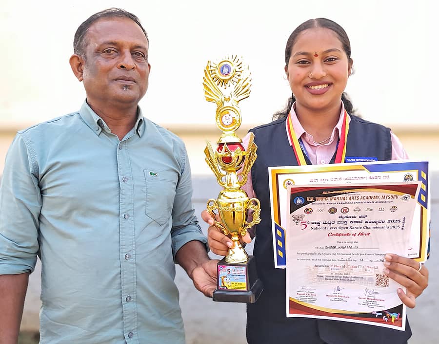 ದೈಹಿಕ ಶಿಕ್ಷಣ ನಿರ್ದೇಶಕ ಎಂ.ಟಿ.ಸಂತೋಷ್, ಶಿಪ್ರ ಕಾಳಪ್ಪ