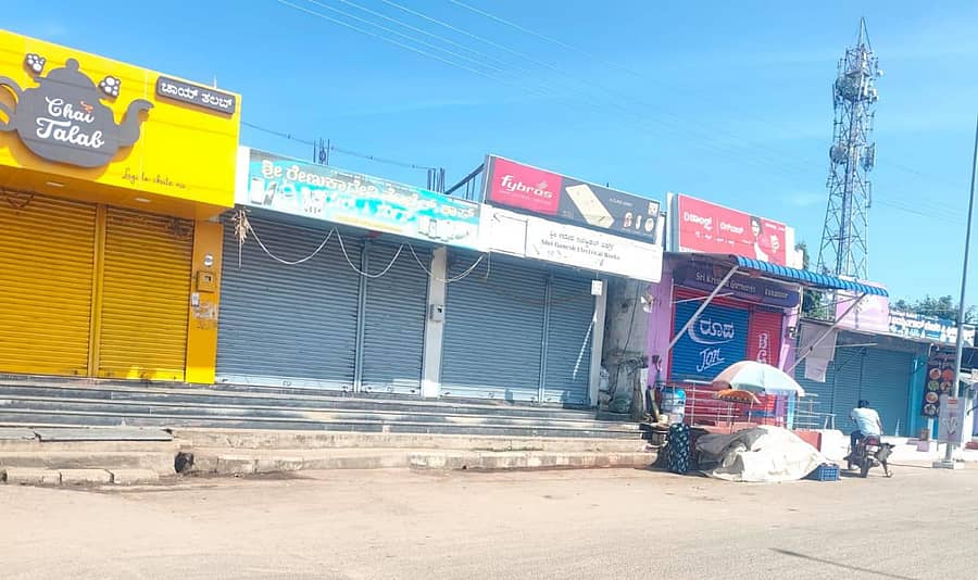 ಕುಕನೂರು ಬಂದನಿಂದಾಗಿ ಅಂಗಡಿ ಮುಗ್ಗಟ್ಟುಗಳು ಮುಚ್ಚಲಾಗಿತ್ತು