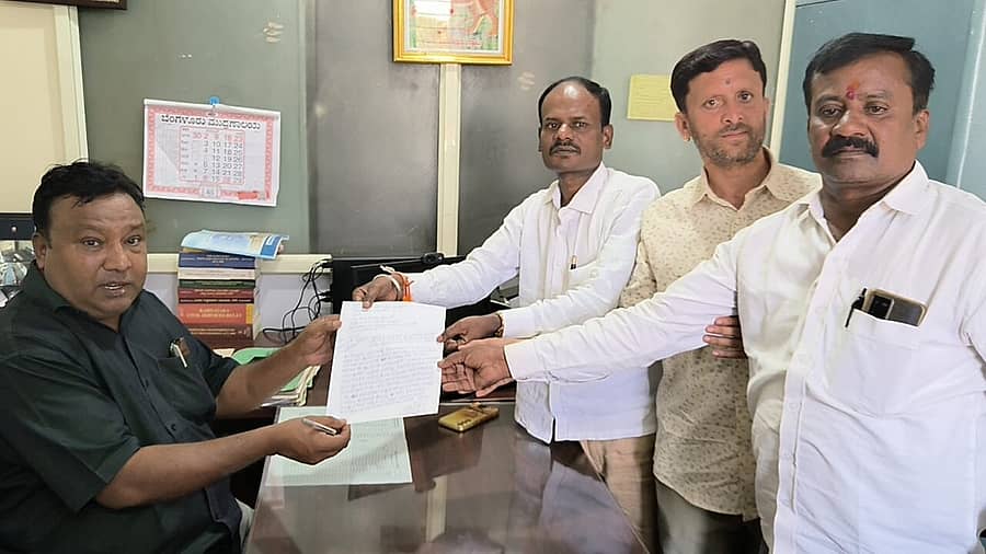 ಆನೇಕಲ್ ತಾಲ್ಲೂಕಿನ ಚಂದಾಪುರ ರಸ್ತೆಯಲ್ಲಿ ಧೂಳಿನ ಸಮಸ್ಯೆಗೆ ಪರಿಹಾರ ನೀಡಬೇಕು ಎಂದು ಒತ್ತಾಯಿಸಿ ಚಿನ್ಮಯ ಸೇವಾ ಸಂಸ್ಥೆಯ ವತಿಯಿಂದ ಮನವಿ ಸಲ್ಲಿಸಿದರು