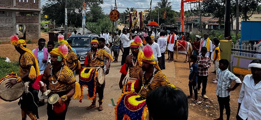 ಸಾಸ್ವೆಹಳ್ಳಿ ಸಮೀಪದ ರಾಂಪುರ ಗ್ರಾಮದಲ್ಲಿ ಶ್ರೀ ಹಾಲಸ್ವಾಮಿಗಳ ಹೂವಿನ ಗದ್ದಿಗೆ ಉತ್ಸವವು ಶ್ರದ್ಧಾ ಭಕ್ತಿಯಿಂದ ನೆರವೇರಿತು.