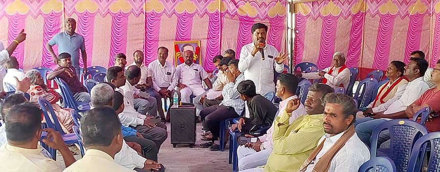 ಮಾಲೂರಿನಲ್ಲಿ ನಡೆದ ಪಥ ಸಂಚಲನ ಕಾರ್ಯಕ್ರಮದ ಪೂರ್ವಭಾವಿ ಸಭೆಯಲ್ಲಿ ತಾ.ಪಂ.ಮಾಜಿ ಅಧ್ಯಕ್ಷ ಸಂಪಂಗೆರೆ ವಿ.ಮುನಿರಾಜ್ ಮಾತನಾಡಿದರು