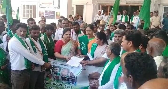 ರೈತರ ಸಾಗುವಳಿ ಭೂಮಿಗೆ ಹಕ್ಕುಪತ್ರ ನೀಡಲು ಆಗ್ರಹಿಸಿ ಸೋಮವಾರ ಹೊಸಪೇಟೆಯಲ್ಲಿ ಜಿಲ್ಲಾಧಿಕಾರಿ ಕವಿತಾ ಎಸ್.ಮನ್ನಿಕೇರಿ ಅವರಿಗೆ ಮನವಿ ಸಲ್ಲಿಸಲಾಯಿತು –ಪ್ರಜಾವಾಣಿ ಚಿತ್ರ