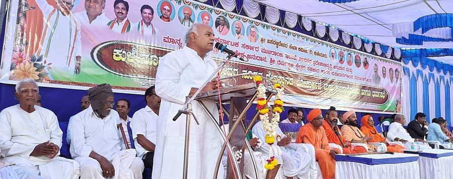 ಹಾವೇರಿ ತಾಲ್ಲೂಕಿನ ಕುಳೇನೂರ ಗ್ರಾಮದಲ್ಲಿ ನಿರ್ಮಿಸಲಾಗಿರುವ ಬಸವೇಶ್ವರ ದೇವಸ್ಥಾನದ ಮೂರ್ತಿ ಪ್ರತಿಷ್ಠಾಪನೆ, ಕಳಸಾರೋಹಣ ಹಾಗೂ ಧರ್ಮಸಭೆಯಲ್ಲಿ ಜಿಲ್ಲಾ ಉಸ್ತುವಾರಿ ಸಚಿವ ಶಿವಾನಂದ ಪಾಟೀಲ ಮಾತನಾಡಿದರು