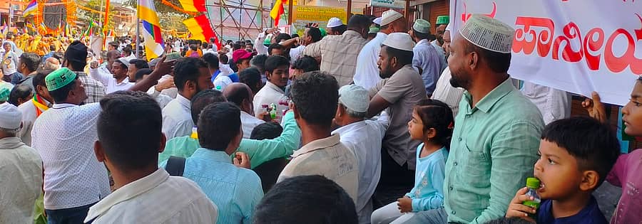 ಬೀರೂರು ಪಟ್ಟಣದ ಶ್ರೀರಾಮಪುರಂ ಬಳಿ ಮುಸ್ಲಿಮರು ಭಕ್ತರಿಗೆ ಪಾನೀಯ ವಿತರಿಸಿದರು