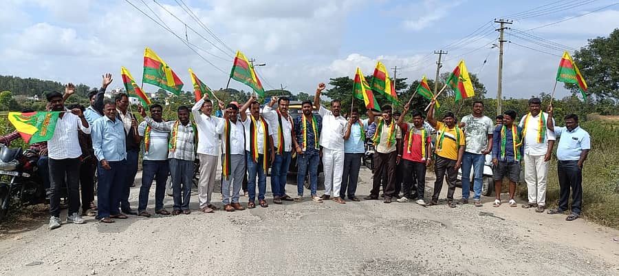 ಬೇಲೂರಿನ ಕಳಸಿನ ಕೆರೆ ಏರಿ ರಸ್ತೆಯಲ್ಲಿ ಜಯಕರ್ನಾಟಕ ಸಂಘಟನೆ ಕಾರ್ಯಕರ್ತರು ಸೋಮವಾರ ಪ್ರತಿಭಟನೆ ನಡೆಸಿದರು