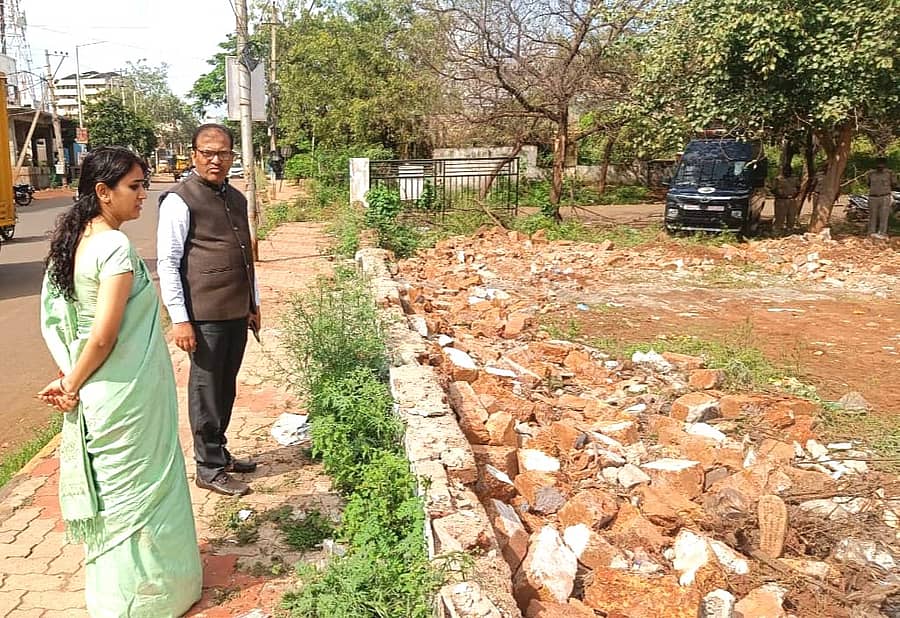 ಜಿಲ್ಲಾಧಿಕಾರಿ ಶಿಲ್ಪಾ ಶರ್ಮಾ ಅವರ ಸಮ್ಮುಖದಲ್ಲಿ ಸೋಮವಾರ ಬ್ರಿಮ್ಸ್‌ ಅತಿಕ್ರಮಣವನ್ನು ತೆರವುಗೊಳಿಸಲಾಯಿತು