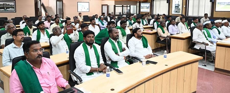 ವಿಜಯಪುರ ನಗರದ ಜಿಲ್ಲಾ ಪಂಚಾಯಿತಿ ಸಭಾಂಗಣದಲ್ಲಿ ಜಿಲ್ಲಾಧಿಕಾರಿಗಳು ಸೋಮವಾರ ಏರ್ಪಡಿಸಿದ್ದ ಸಭೆಯಲ್ಲಿ ಪಾಲ್ಗೊಂಡಿದ್ದ ಸಕ್ಕರೆ ಕಾರ್ಖಾನೆ ಪ್ರತಿನಿಧಿಗಳು ಹಾಗೂ ರೈತರು