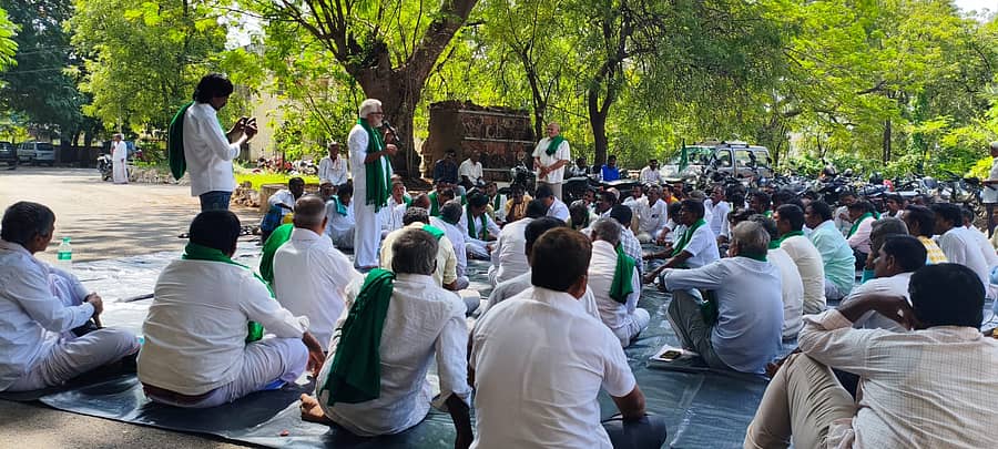 ಎರಡನೇ ಬೆಳೆಗೆ ನೀರು ಪಡೆಯಲು ರೂಪಿಸಬೇಕಾದ ಹೋರಾಟದ ಕುರಿತು ಚರ್ಚಿಸಲು ರಾಜ್ಯ ರೈತ ಸಂಘ–ಹಸಿರು ಸೇನೆ ಕಾರ್ಯಕರ್ತರು, ರೈತರು ಸೋಮವಾರ ನಗರದ ಪ್ರವಾಸಿ ಮಂದಿರದ ಬಳಿ ಸಭೆ ನಡೆಸಿದರು.