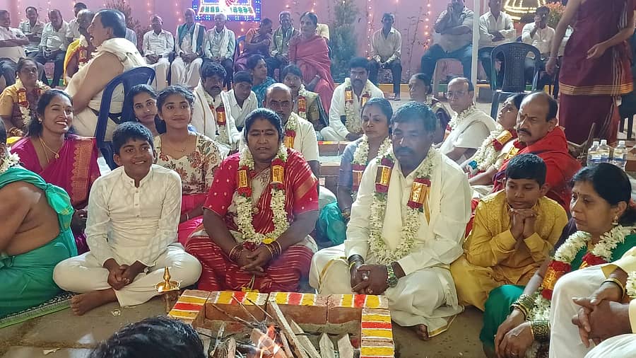 ಶಿಡ್ಲಘಟ್ಟ ನಗರದ ಕೋಟೆ ವೃತ್ತದಲ್ಲಿನ ಶ್ರೀ ಸೋಮೇಶ್ವರಸ್ವಾಮಿ ದೇವಾಲಯದ ಜೀರ್ಣೋದ್ಧಾರ, ವಿಮಾನ ಗೋಪುರದ ಮಹಾ ಸಂಪ್ರೋಕ್ಷಣೆ ಮಹೋತ್ಸವ ನಡೆಯಿತು.