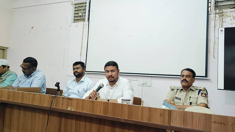 ನಂಜನಗೂಡಿನ ತಾಲ್ಲೂಕು ಪಂಚಾಯಿತಿ ಕಚೇರಿಯಲ್ಲಿ ಸೋಮವಾರ ಶಾಸಕ ದರ್ಶನ್ ಧ್ರುವನಾರಾಯಣ ಅವರು ಅಧಿಕಾರಿಗಳ ಸಭೆ ನಡೆಸಿದರು