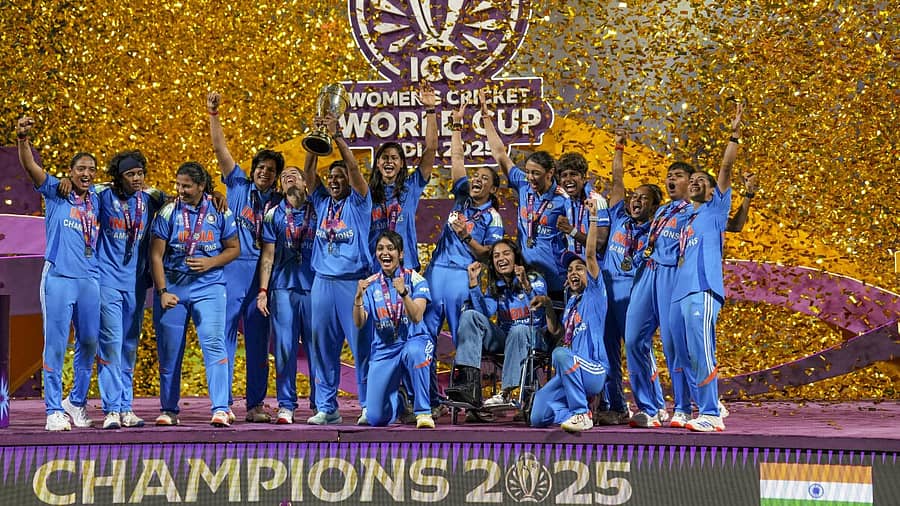 <div class="paragraphs"><p>ಐಸಿಸಿ ಮಹಿಳಾ ಏಕದಿನ ವಿಶ್ವಕಪ್‌ ಪಂದ್ಯದಲ್ಲಿ ದಕ್ಷಿಣ ಆಫ್ರಿಕಾ ವಿರುದ್ಧದ ಭಾರತ ವನಿತೆಯರ ತಂಡ&nbsp;ಮೊದಲ ಬಾರಿಗೆ ವಿಶ್ವ ಕಿರೀಟ ಮುಡಿಗೇರಿಸಿಕೊಂಡು ಚಾರಿತ್ರಿಕ ಸಾಧನೆ ಮೆರೆಯಿತು</p></div>