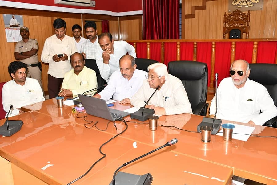 ಗದಗ ಜಿಲ್ಲಾಧಿಕಾರಿ ಕಚೇರಿ ಸಭಾಂಗಣದಲ್ಲಿ ಸೋಮವಾರ ಡಿಬಿಟಿ ಮುಖಾಂತರ ಬೆಳೆಹಾನಿ ಪರಿಹಾರ ವಿತರಣೆಗೆ ಸಚಿವ ಎಚ್.ಕೆ. ಪಾಟೀಲ ಚಾಲನೆ ನೀಡಿದರು