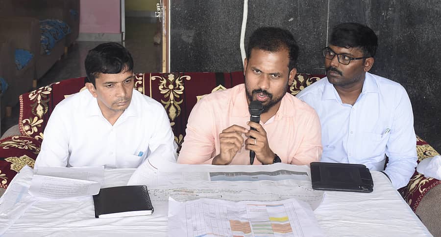 ಯಾದಗಿರಿ ರೈಲು ನಿಲ್ದಾಣದಲ್ಲಿ ಶನಿವಾರ ನಡೆದ ಅಮೃತ ಸಂವಾದ ಕಾರ್ಯಕ್ರಮದಲ್ಲಿ ರೈಲ್ವೆ ಗುಂತಕಲ್ ವಿಭಾಗದ ಎಂಜಿನಿಯರ್ ಜಗದೀಶ್ ಮಾತನಾಡಿದರು. ಸ್ವಚ್ಛತೆಯ ಎಂಜಿನಿಯರ್ ಜಿತೇಂದ್ರ ಕುಮಾರ್, ಎಡಿಇ ರಾಜು ಉಪಸ್ಥಿತರಿದ್ದರು