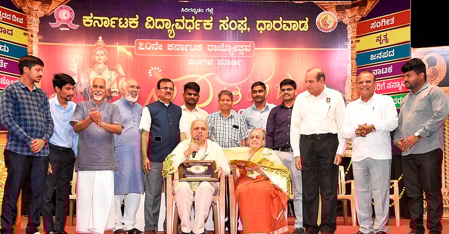 ಧಾರವಾಡದಲ್ಲಿ ನಡೆದ ಕಾರ್ಯಕ್ರಮದಲ್ಲಿ ಪ್ರೊ.ಗಣೇಶ್‌ ಎನ್‌.ದೇವಿ, ಪತ್ನಿ ಸುರೇಖಾ ಅವರನ್ನು ಗೌರವಿಸಲಾಯಿತು. ವಿದ್ಯಾವರ್ಧಕ ಸಂಘದ ಉಪಾಧ್ಯಕ್ಷ ಡಾ.ಸಂಜೀವ ಕುಲಕರ್ಣಿ, ಪ್ರಧಾನ ಕಾರ್ಯದರ್ಶಿ ಶಂಕರ ಹಲಗತ್ತಿ, ಸಹಕಾರ್ಯದರ್ಶಿ ಶಂಕರ ಕುಂಬಿ, ಸದಸ್ಯ ಧನವಂತ ಹಾಜವಗೋಳ, ಸಾಹಿತಿ ಶ್ರೀನಿವಾಸ ವಾಡಪ್ಪಿ, ಗುರು ಹಿರೇಮಠ ಪಾಲ್ಗೊಂಡಿದ್ದರು