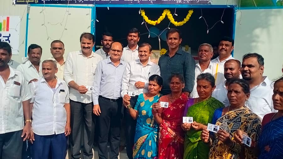 ಕುಣಿಗಲ್ ತಾಲ್ಲೂಕು ಯಾಚಘಟ್ಟದಲ್ಲಿ ಬೆಂಗಳೂರು ಗ್ರಾಮಾಂತರ ಸಂಸದ ಡಾ.ಸಿ.ಎನ್. ಮಂಜುನಾಥ್ ಶುದ್ಧ ಕುಡಿಯುವ ನೀರಿನ ಘಟಕ ಉದ್ಘಾಟಿಸಿ ಮಹಿಳೆಯರಿಗೆ ಸ್ಮಾರ್ಟ್ ಕಾರ್ಡ್ ವಿತರಿಸಿದರು