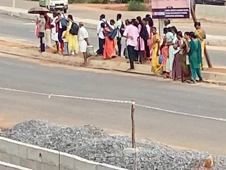 ಸಾಣೂರು-ಮುರತ್ತಂಗಡಿ ಹೆದ್ದಾರಿಯಲ್ಲಿ ಬಸ್ ತಂಗುದಾಣವಿಲ್ಲದ್ದರಿಂದ ಪ್ರಯಾಣಿಕರು ಬಿಸಿಲಲ್ಲೇ ನಿಲ್ಲಬೇಕಾಗಿದೆ