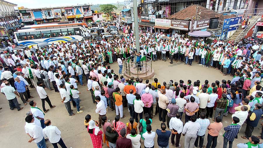 ಸೋಮವಾರಪೇಟೆಯಲ್ಲಿ ಸೋಮವಾರ ನಡೆದ ರೈತರ ಜಾಗೃತಿ ಸಮಾವೇಶದಲ್ಲಿ ರೈತರು ಮಾನವ ಸರಪಳಿ ರಚಿಸಿ ಬೇಡಿಕೆ ಈಡೇರಿಸುವಂತೆ ಆಗ್ರಹಿಸಿದರು