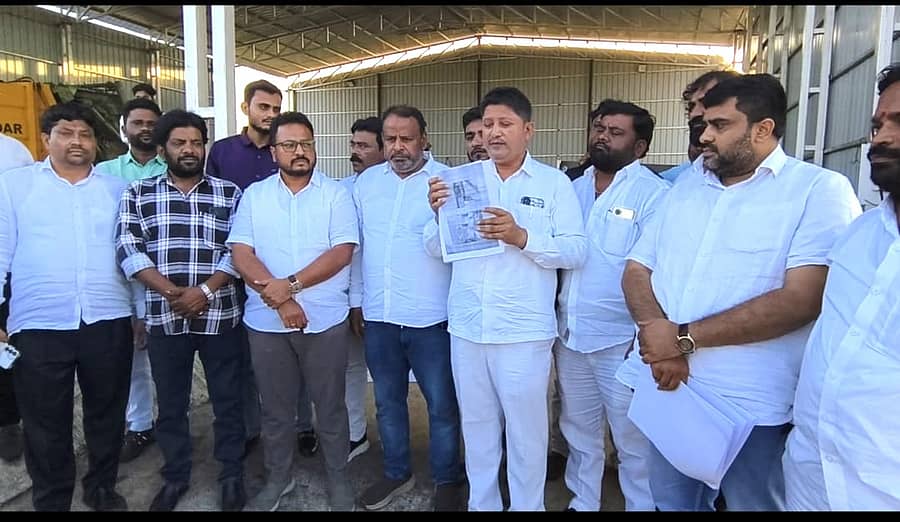 ಬೀದರ್‌ನ ಗೋರನಳ್ಳಿಯಲ್ಲಿರುವ ಎಸ್‌ಟಿಪಿ ಘಟಕದಲ್ಲಿ ಚಿತಾಗಾರದ ಯಂತ್ರ ಇರಿಸಿರುವುದನ್ನು ತೋರಿಸಿ, ದಾಖಲೆ ತೋರಿಸಿದ ಮಹಾನಗರ ಪಾಲಿಕೆ ಅಧ್ಯಕ್ಷ ಮುಹಮ್ಮದ್‌ ಗೌಸ್‌. ಪಾಲಿಕೆ ಸದಸ್ಯರು ಹಾಜರಿದ್ದರು