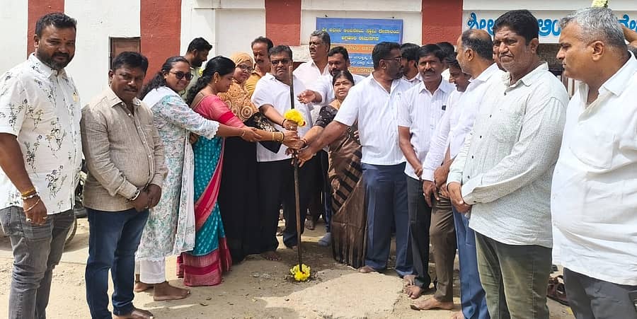 ರಾಮನಗರದ ಛತ್ರದ ಬೀದಿಯಲ್ಲಿರುವ ಆಂಜನೇಯ ಸ್ವಾಮಿ ದೇವಾಲಯ ಮುಂಭಾಗದ ರಸ್ತೆ ಅಭಿವೃದ್ಧಿ ಕಾಮಗಾರಿಗೆ ನಗರಸಭೆ ಅಧ್ಯಕ್ಷ ಕೆ. ಶೇಷಾದ್ರಿ ಶಶಿ ಸೋಮವಾರ ಭೂಮಿಪೂಜೆ ನೆರವೇರಿಸಿದರು. ಉಪಾಧ್ಯಕ್ಷೆ ಆಯಿಷಾ ಬಾನು, ಸದಸ್ಯರಾದ ಮಹಾಲಕ್ಷ್ಮಿ ಗೂಳಿಗೌಡ, ಸೋಮಶೇಖರ್ (ಮಣಿ), ಅಜ್ಮತ್, ಮುಖಂಡರಾದ ನಾರಾಯಣಪ್ಪ, ಹಾಲಿನ ಚಂದ್ರು, ಗಿರಿಜಮ್ಮ ಹಾಗೂ ಇತರರು ಇದ್ದಾರೆ