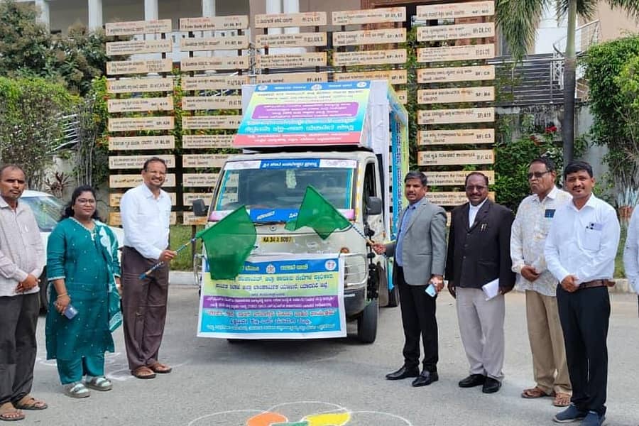 ಯಾದಗಿರಿ ನಗರದ ಜಿಲ್ಲಾಡಳಿತ ಭವನದ ಆವರಣದಲ್ಲಿ ಸೋಮವಾರ ಆಟೋ ಪ್ರಚಾರಕ್ಕೆ ನ್ಯಾ.ಮರಿಯಪ್ಪ ಚಾಲನೆ ನೀಡಿದರು.